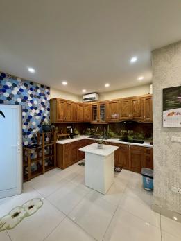 Cho thuê nhà  Nguyên căn ngõ 209 Đội Cấn DT 90m x 4 tầng, MT 5m, giá thuê 34 triệu