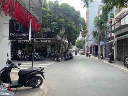 Bán nhà Hẻm 8m Lê Văn Quới - gần ngã tư Hòa Bình, 11x10m, 5 Tầng - 5PN, chỉ 11,95 tỷ.