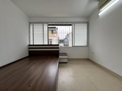 Bán căn hộ tập thể đường Hoàng Đạo Thành, Thanh Xuân, ô tô tránh đỗ chân cầu thang