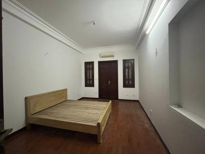 Bán nhà phố Vũ Ngọc Phan, Đống Đa, ngõ thông, ô chờ thang máy, cực gần ô tô