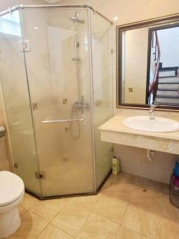 NHÀ LÂM DU, BỒ ĐỀ, LONG BIÊN: DT 31M 5 TẦNG MT 4M6 GIÁ 9.81 TỶ. LH:0985302254.