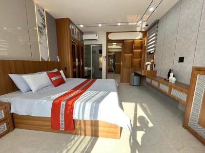 Khách sạn 7 tầng 2 sao hầm T.máy 22P 5.6m 125m2 MT gần Thống Nhất DT 180tr chỉ 23 tỷ.