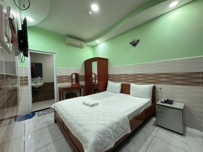 Bán KS HXH sát Emart Phan Huy Ích 6L T.máy ngang 5.2m 125m2 17PN TN100tr chỉ 18.X tỷ.