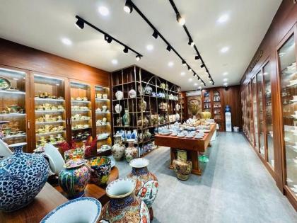 Ngộp bank bán Gấp nhà mặt phố Ngô Gia Tự sầm uất gần phố Nguyễn Văn Cừ 180m2 chỉ 3x tỷ.