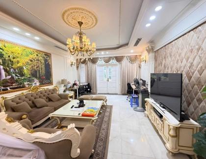 Ngộp bank bán Gấp nhà mặt phố Ngô Gia Tự sầm uất gần phố Nguyễn Văn Cừ 180m2 chỉ 3x tỷ.